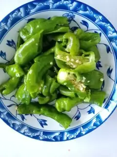 Make Green peppers and eggs step 1
