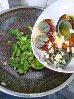 Make Green peppers and eggs step 5