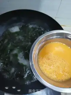 Make The dress and the egg soup step 2