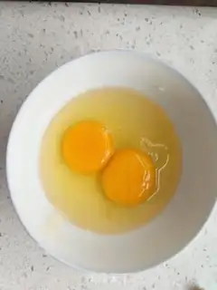 Make Garlic fried eggs step 3