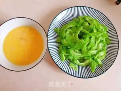 Make Scrambled eggs step 1