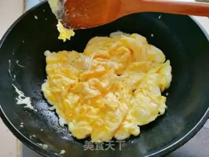 Make Scrambled eggs step 2