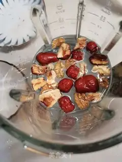 Make Red date walnut rice paste step 2