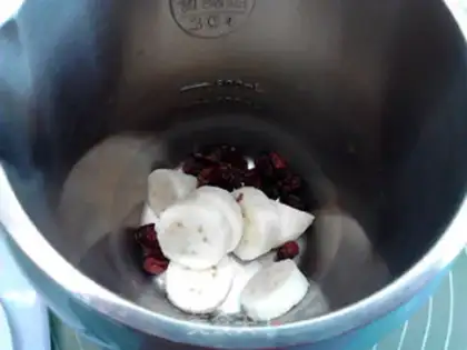 Make Banana cranberry shake step 2