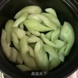 Make cucumber roll-meat step 3