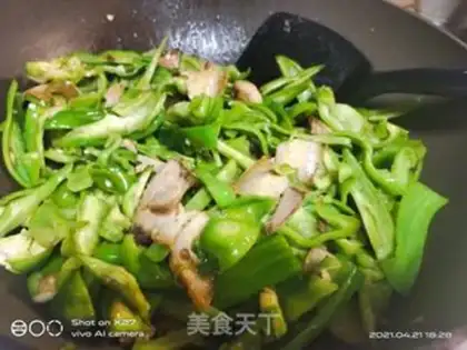 Make Five flowers with green pepper step 4