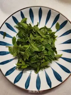 Make Pippa leaves, fried eggs step 0