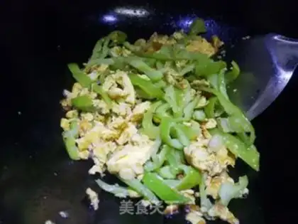 Make Peppers fried duck eggs step 3