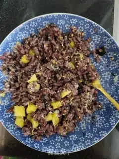 Make Pineapple rice step 2