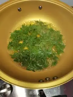 Make Pippa leaves, fried eggs step 2
