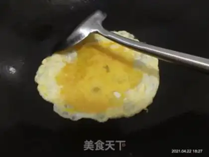 Make cucumber fried eggs step 1