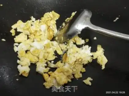 Make cucumber fried eggs step 2
