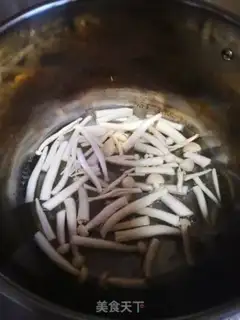 Make Seafood mushroom spicy spicy spicy soup step 3