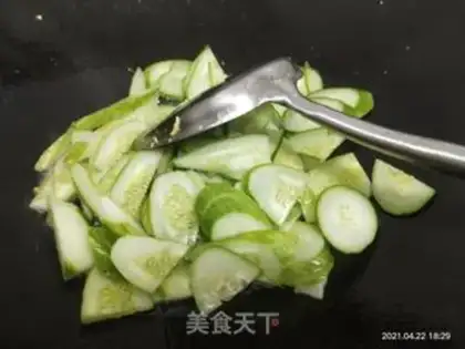 Make cucumber fried eggs step 4