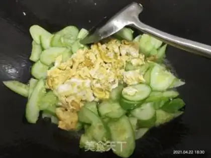 Make cucumber fried eggs step 5