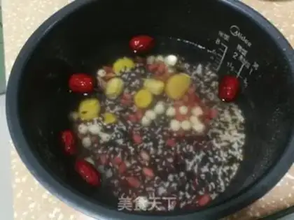Make "Red-tree, black rice congee." step 1