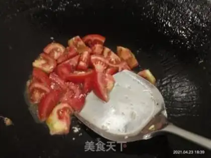 Make Tomato fried eggs step 5