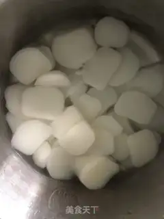 Make Pine flower cake step 1