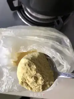 Make Pine flower cake step 2