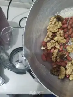 Make walnut peanuts step 1