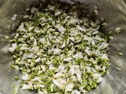 Make Little pepper garlic petals step 3