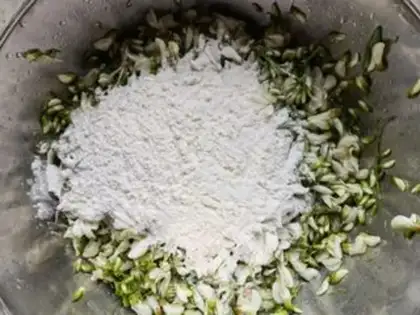 Make Little pepper garlic petals step 4