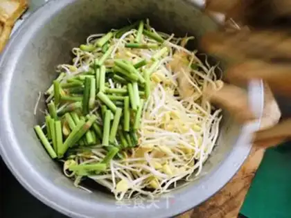 Make Soybean sprouts, fried tofu step 1