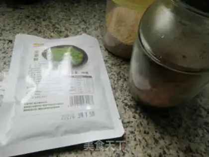 Make Red sugar, white sesame and green step 1