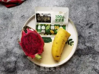 Make Pyramid bananas, yogurt shakes step 0