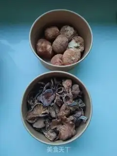 Make Twin mushroom chicken soup step 0