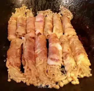 Make Fat cow, golden mushroom roll step 5