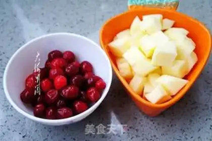 Make Cranberry ice cream apple soup step 1