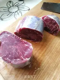 Make Wing-nam beef soup with onion cakes step 1