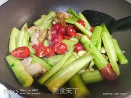 Make Five flowers for cucumbers step 3