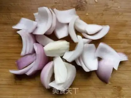 Make Dutch onion tea and fried eggs step 2