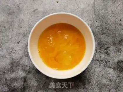Make Dutch onion tea and fried eggs step 3
