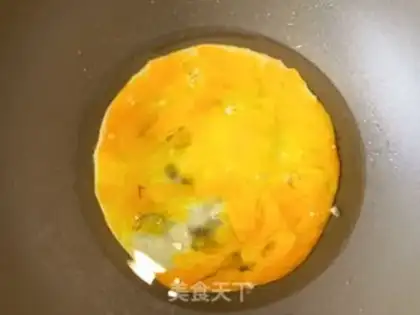 Make Dutch onion tea and fried eggs step 5