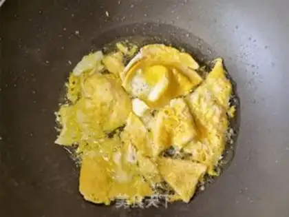 Make Dutch onion tea and fried eggs step 6