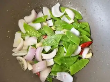 Make Dutch onion tea and fried eggs step 10