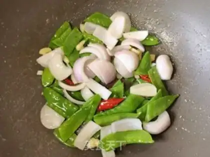 Make Dutch onion tea and fried eggs step 11