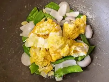 Make Dutch onion tea and fried eggs step 12