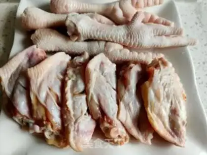 Make Spicy chicken claw wings step 2