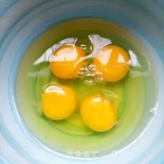 Make Fry eggs with the head step 3