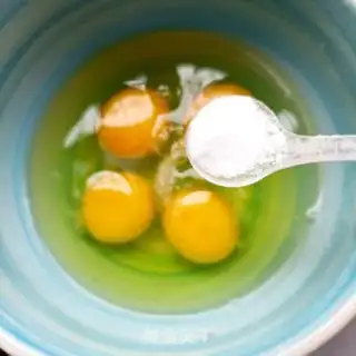 Make Fry eggs with the head step 4