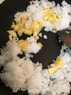 Make Pineapple fried rice step 2