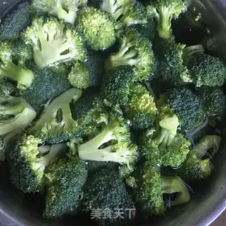 Make Tea and oil and broccoli step 0