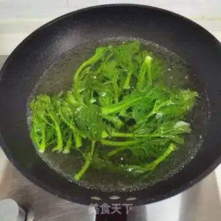 Make Old sprouts, fried eggs step 3