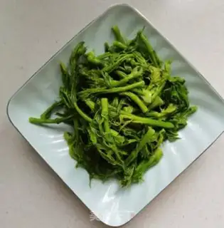 Make Old sprouts, fried eggs step 4