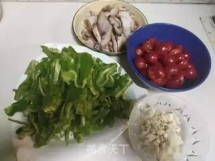 Make Five flowers with green pepper step 0