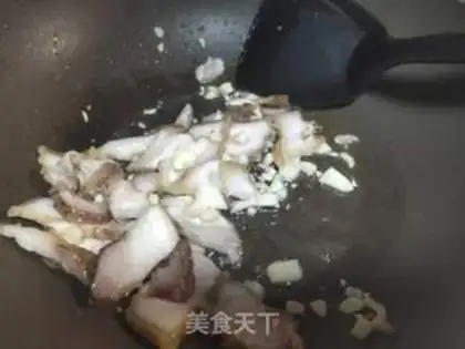 Make Five flowers with green pepper step 1